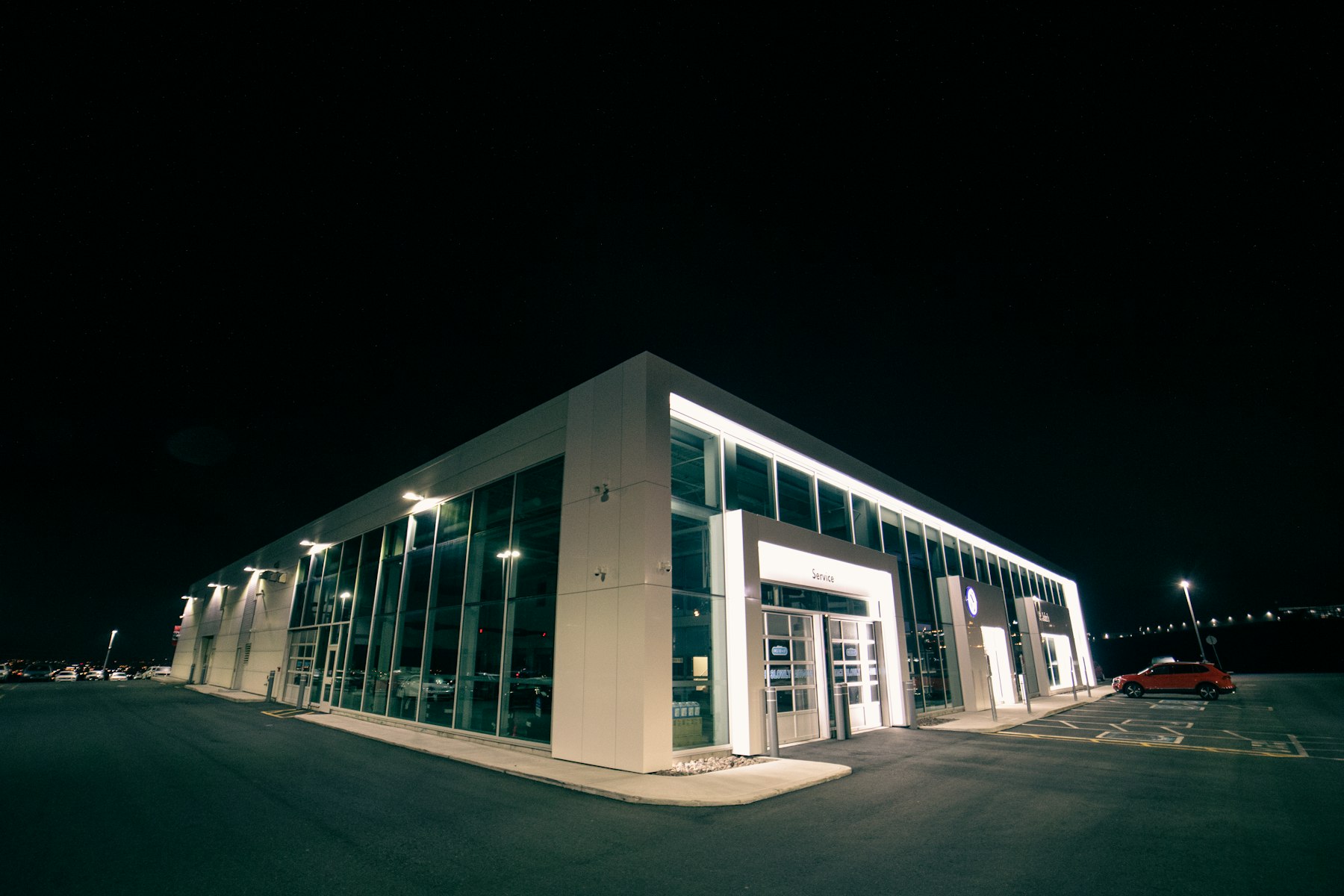 Autohaus bei Nacht